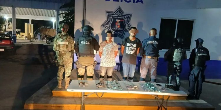 Detienen a dos presuntos narcomenudistas armados en Jalpa de Méndez