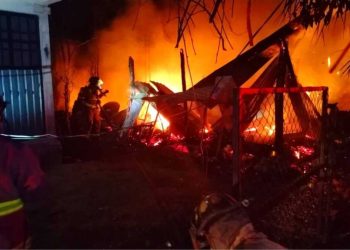 Incendio en vivienda moviliza a bomberos en Cancún; no se reportan lesionados