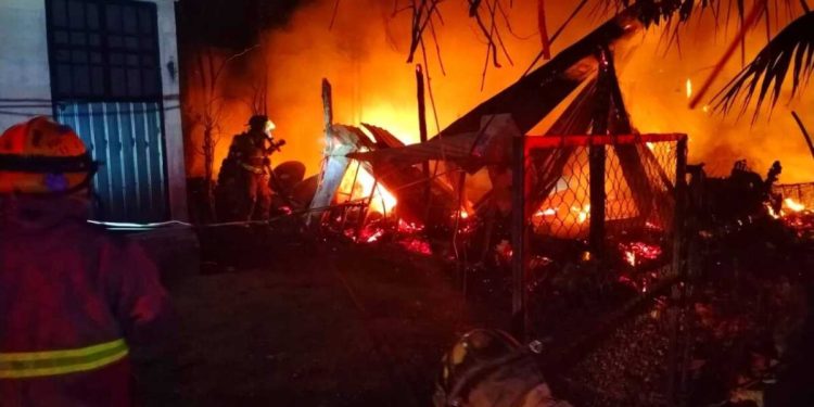 Incendio en vivienda moviliza a bomberos en Cancún; no se reportan lesionados