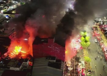 Incendio en zona de La Merced y Sonora consume decenas de locales en CDMX