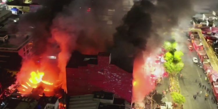 Incendio en zona de La Merced y Sonora consume decenas de locales en CDMX