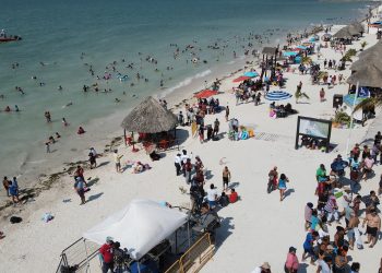 Playa Bonita luce abarrotada en el cierre del periodo vacacional en Campeche