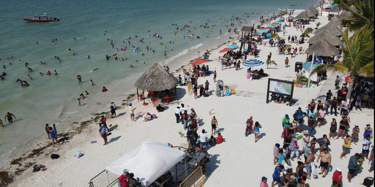 Playa Bonita luce abarrotada en el cierre del periodo vacacional en Campeche