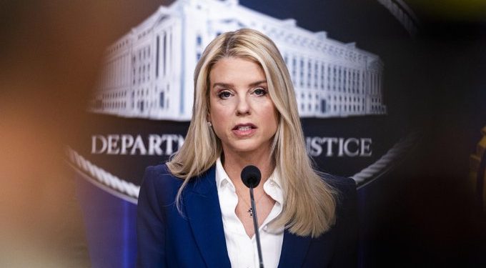 Donald Trump destituye a Pam Bondi; Todd Blanche asumirá de forma interina