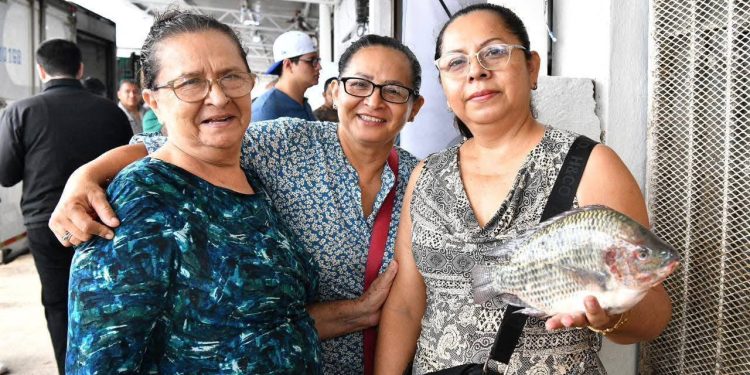 Rompe récord módulo de “Pescando Vida” en la Central de Abasto durante Semana Santa