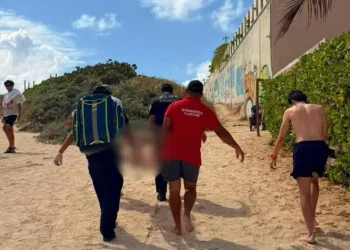 Auxilian a bañista tras incidente en playa de la Zona Hotelera de Cancún