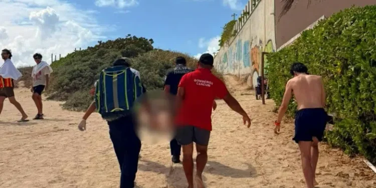 Auxilian a bañista tras incidente en playa de la Zona Hotelera de Cancún