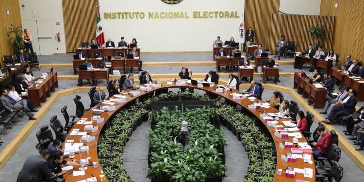 Avanza selección de consejeros del INE entre señalamientos por perfiles cercanos a Morena