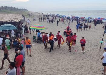 Rescatan a cuatro personas en playa de Paraíso