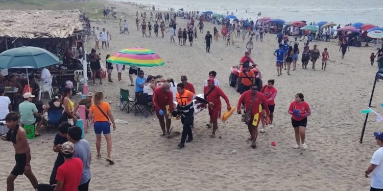 Rescatan a cuatro personas en playa de Paraíso