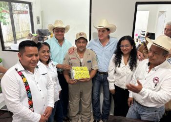 Inicia entrega gratuita de aretes SINIIGA en Huimanguillo para fortalecer el control sanitario ganadero