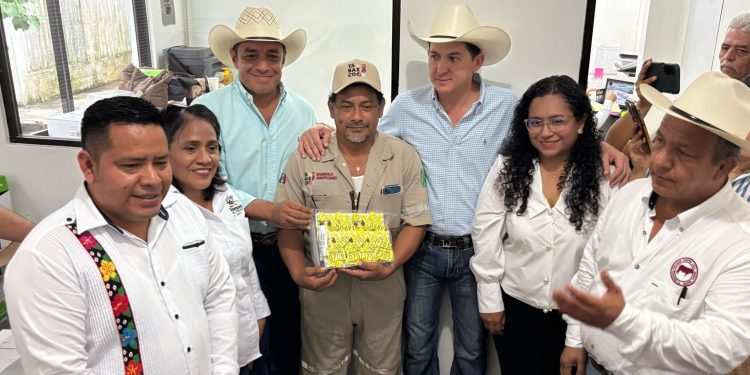 Inicia entrega gratuita de aretes SINIIGA en Huimanguillo para fortalecer el control sanitario ganadero