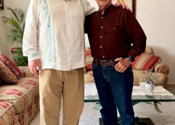 Preocupado por la salud de su amigo el ING. Mario Villanueva Madrid, Rafael Marin lo visita a su paso por la capital del estado.