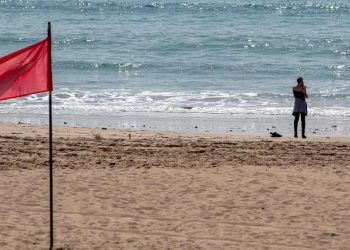 Prohíben nadar en playas de Paraíso; izan bandera roja por condiciones adversas