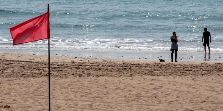 Prohíben nadar en playas de Paraíso; izan bandera roja por condiciones adversas