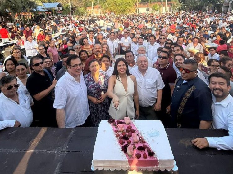 La senadora Anahi González recibe el cariño de compañeros y amigos de todo el estado, por motivo de su cumpleaños.