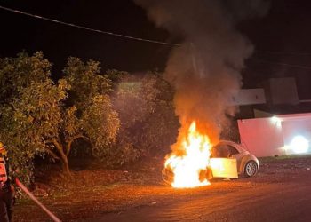 Sofocan incendio de vehículo en Cunduacán; no hubo lesionados