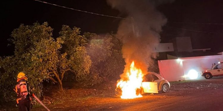 Sofocan incendio de vehículo en Cunduacán; no hubo lesionados