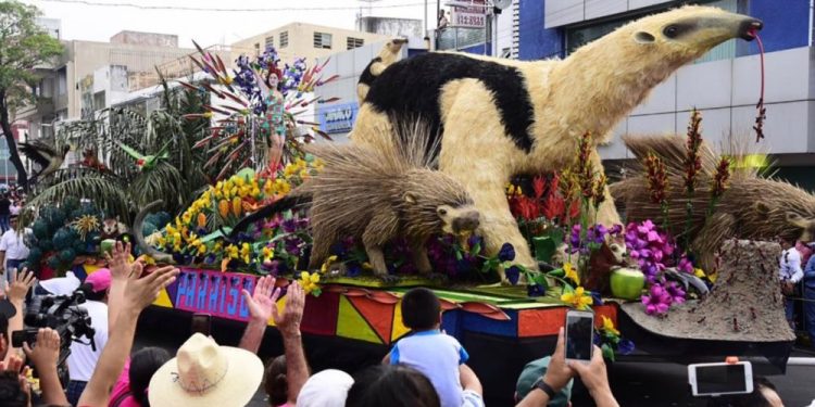 Descartan Ley Seca en desfile de carros alegóricos; Turismo llama a la mesura