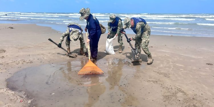 Retiran más de 889 toneladas de hidrocarburo en playas del Golfo de México