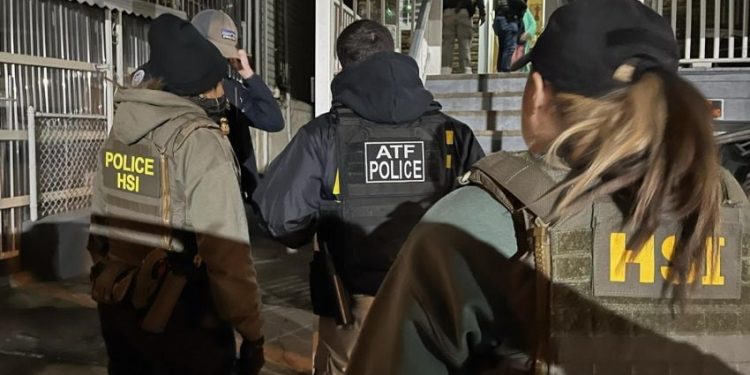 ICE prohíbe a agentes entrar a viviendas sin orden judicial tras críticas