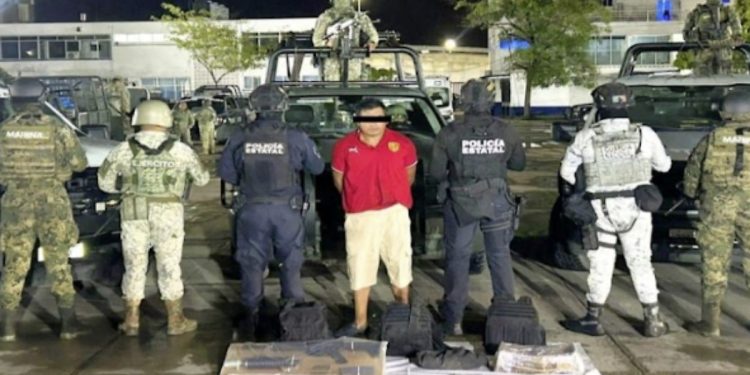 Detienen a tres jóvenes tras operativo en Villa El Cielo; aseguran armas y droga