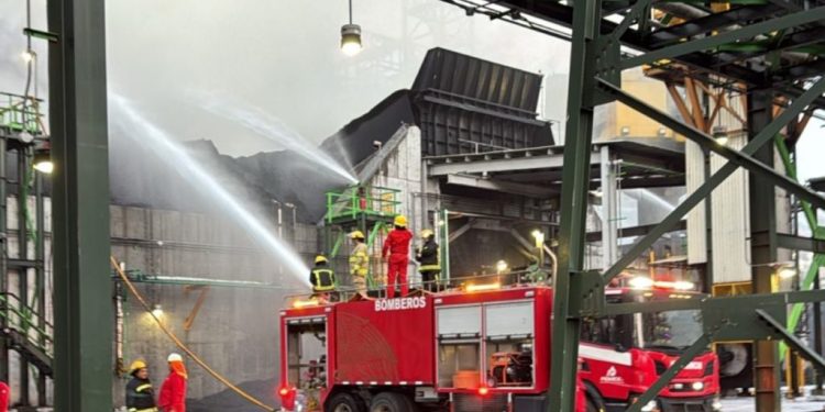 Javier May mantiene comunicación con Sheinbaum tras incendio en la Refinería Olmeca