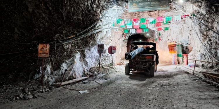 Suman más de 180 horas de rescate de tres trabajadores atrapados en mina de Sinaloa