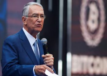 Salinas Pliego cuestiona registro de celulares con CURP y sugiere usar líneas extranjeras