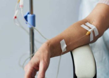 Investigan seis muertes por presuntos “sueros vitaminados” en Sonora