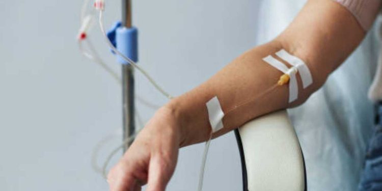 Investigan seis muertes por presuntos “sueros vitaminados” en Sonora