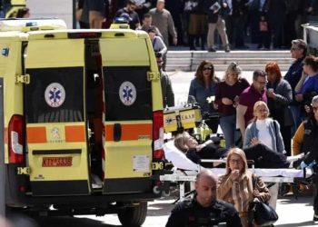 Hombre armado ataca oficina y tribunal en Atenas; deja al menos cuatro heridos