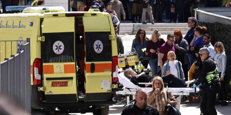 Hombre armado ataca oficina y tribunal en Atenas; deja al menos cuatro heridos