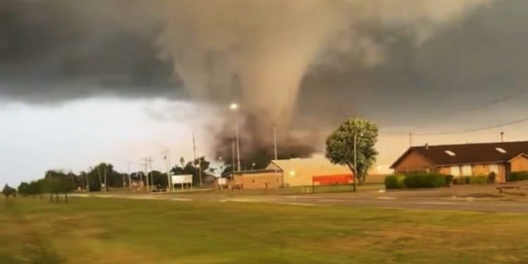 Tornado causa daños en Oklahoma; al menos 40 viviendas afectadas en Enid