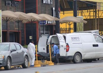 Hombre asesina a su pareja y se atrinchera en restaurante de Reynosa