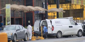 Hombre asesina a su pareja y se atrinchera en restaurante de Reynosa