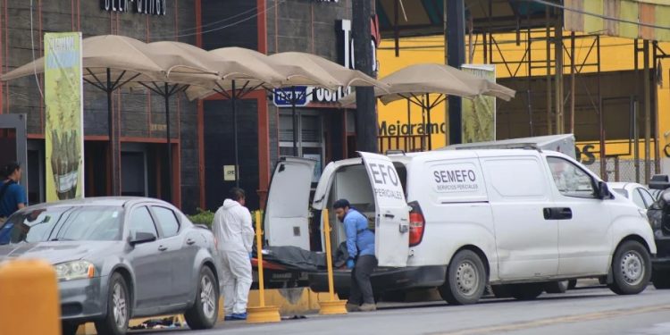 Hombre asesina a su pareja y se atrinchera en restaurante de Reynosa
