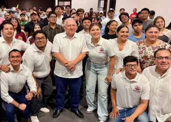 Rafa Marín dialoga con jóvenes de Chetumal sobre participación social y compromiso comunitario