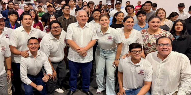 Rafa Marín dialoga con jóvenes de Chetumal sobre participación social y compromiso comunitario
