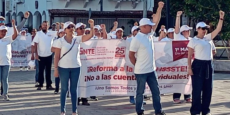 Trabajadores, maestros, hoteleros y transportistas, de los 11municipios de Quintana Roo marcharon con motivo del Día Internacional Trabajo.