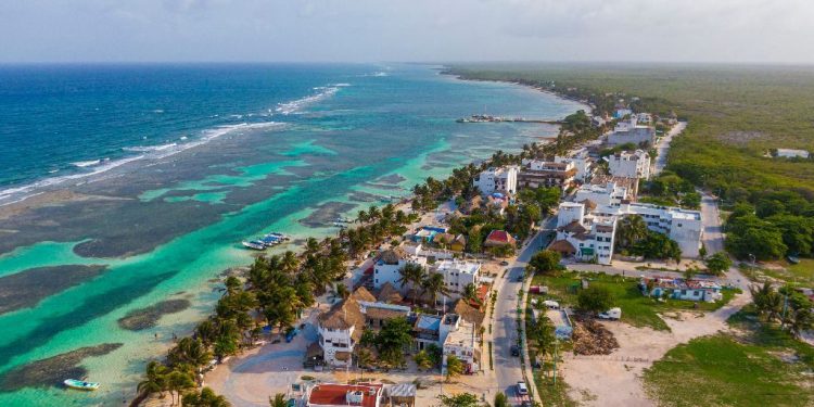Ambientalistas exigen frenar proyecto “Perfect Day” en Mahahual por riesgo al arrecife