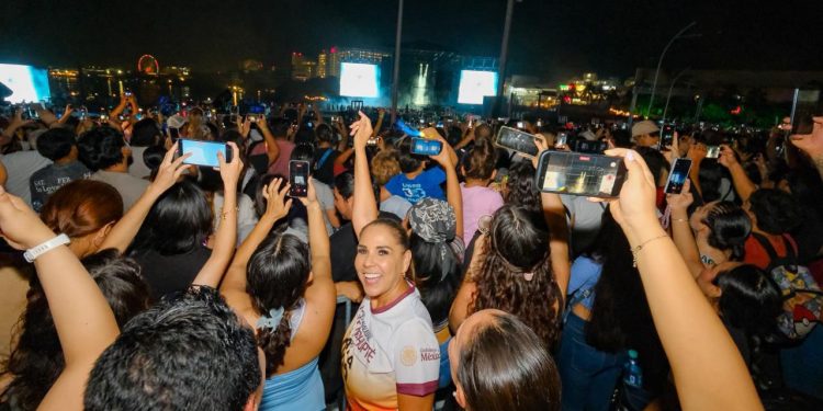 Más de 20 mil espectadores disfrutaron del concierto gratuito de Morat sobre la laguna Nichupté por inauguración del puente