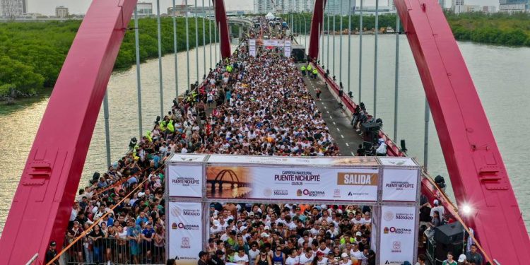Miles de cancunenses celebran apertura del puente vehicular Nichupté con carrera conmemorativa