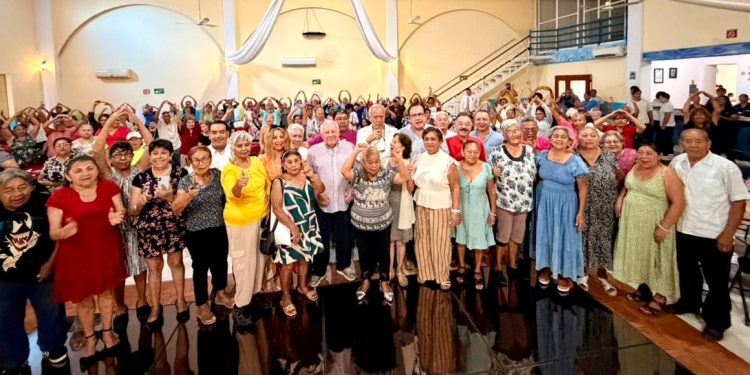 Abuelitas arropan con cariño a Rafael Marín en emotivo festejo por el Día de las Madres