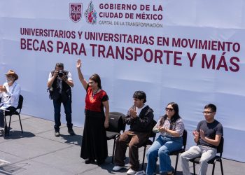 Clara Brugada entrega apoyos a 28 mil universitarios con la Beca para el Transporte y Más