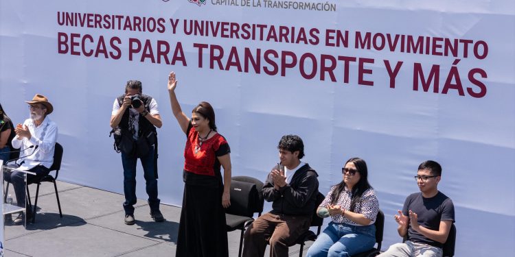 Clara Brugada entrega apoyos a 28 mil universitarios con la Beca para el Transporte y Más