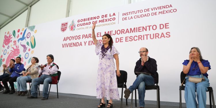Entrega Clara Brugada más de 4 mil créditos de vivienda y 500 escrituras en beneficio de familias capitalinas