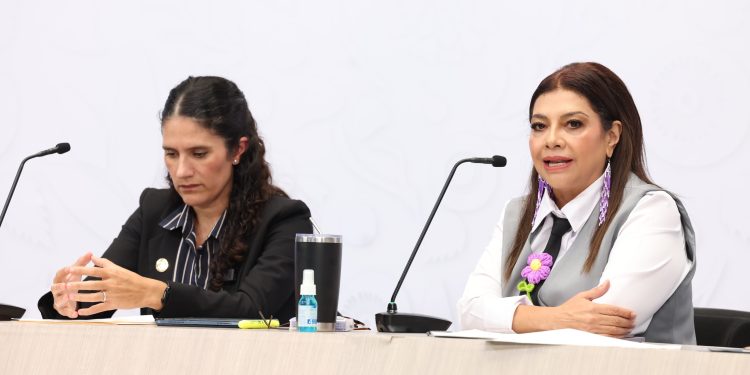 No habrá impunidad en el caso de Ximena Guzmán y José Muñoz ni descansaremos hasta que haya justicia, asegura Clara Brugada a un año del Homicidio de sus dos colaboradores