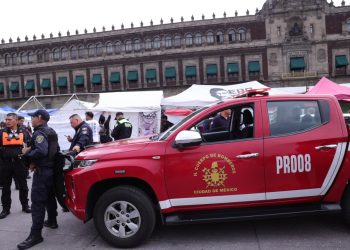 Atienden Cuerpos de Emergencia de la Ciudad de México deflagración en la Plancha del Zócalo