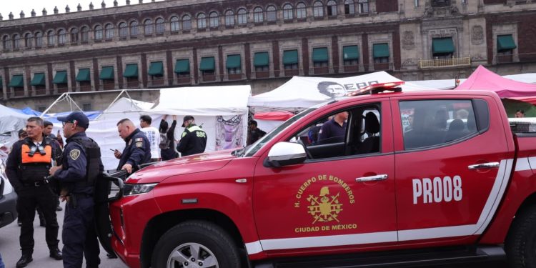 Atienden Cuerpos de Emergencia de la Ciudad de México deflagración en la Plancha del Zócalo